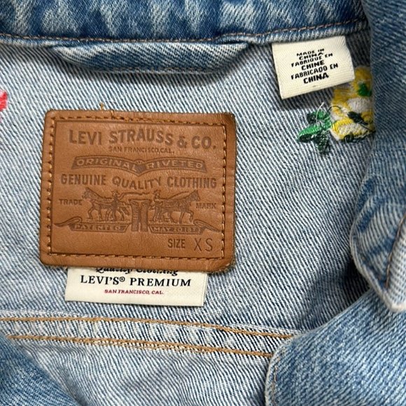 🎉Host Pick 🎉Levi's Ex-Boyfriend Trucker Embroidered Denim Jacket - Picture 5 of 6